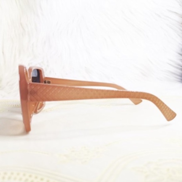 TAHARI Oversized Retro Fashion Sunglasses in Pink and Nude! - Picture 4 of 4